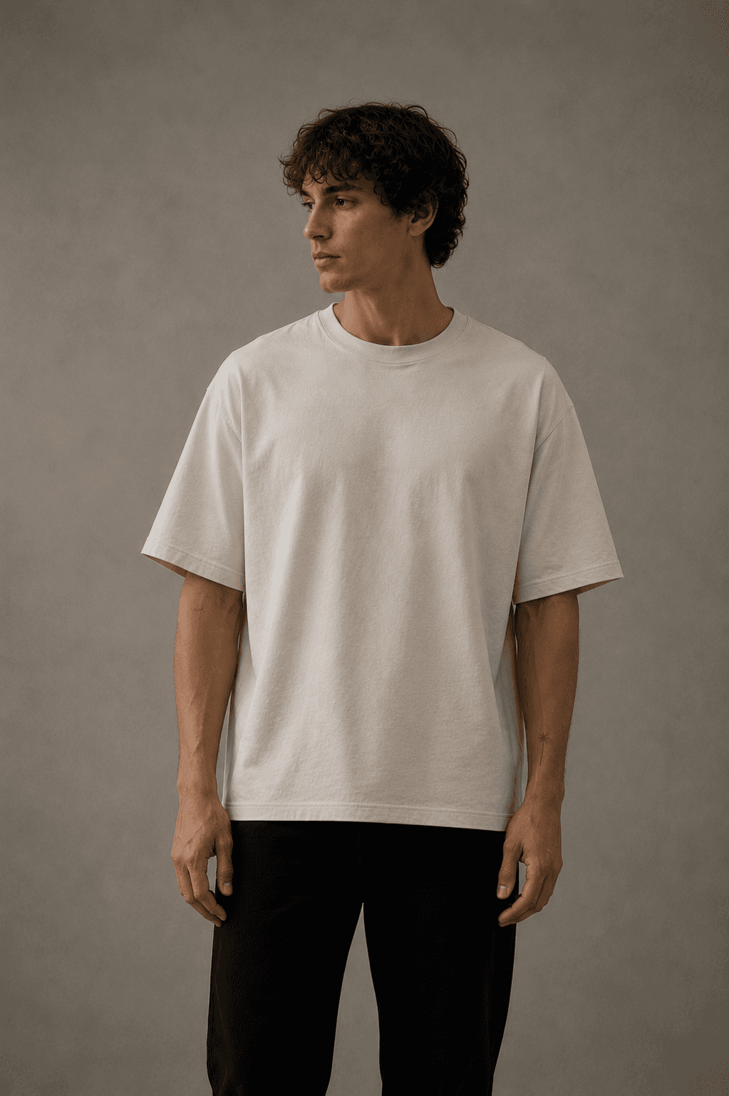 Model wearing size L loose t-shirt.